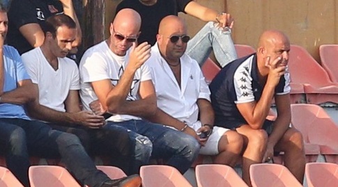 Yossi Aboksis, Barak Abramov and the professional team in the stands (Shahar Gross)
