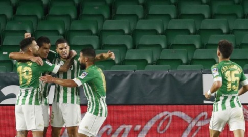 שחקני בטיס חוגגים עם עייסא מנדי (La Liga)