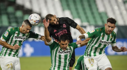 קארים בנזמה נאבק על הכדור (La Liga)