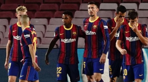 אנסו פאטי חוגג עם שחקני ברצלונה (La Liga)