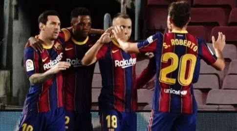 אנסו פאטי חוגג עם שחקני ברצלונה (La Liga)