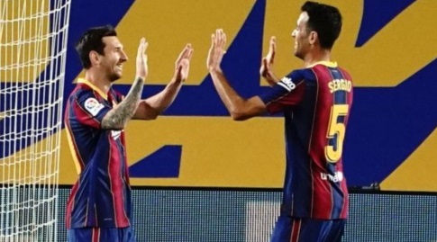 סרחיו בוסקטס חוגג עם ליאו מסי (La Liga)