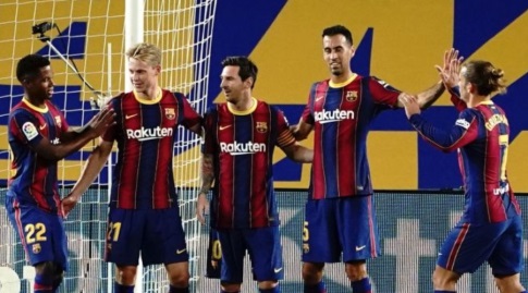 שחקני ברצלונה חוגגים עם ליאו מסי (La Liga)