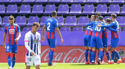 שחקני אייבר חוגגים עם קווין רודריגס (La Liga)