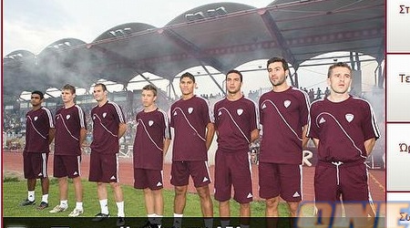אבוחצירא במדי לאריסה (שלישי מימין). מסתמנת פשרה מול טוברוק (צילום: האתר הרשמי של לאריסה)