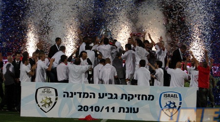 הפועל ת"א חוגגת עם הגביע. סיום מתוק לתקופה של גוטמן בקבוצה (עמית מצפה)